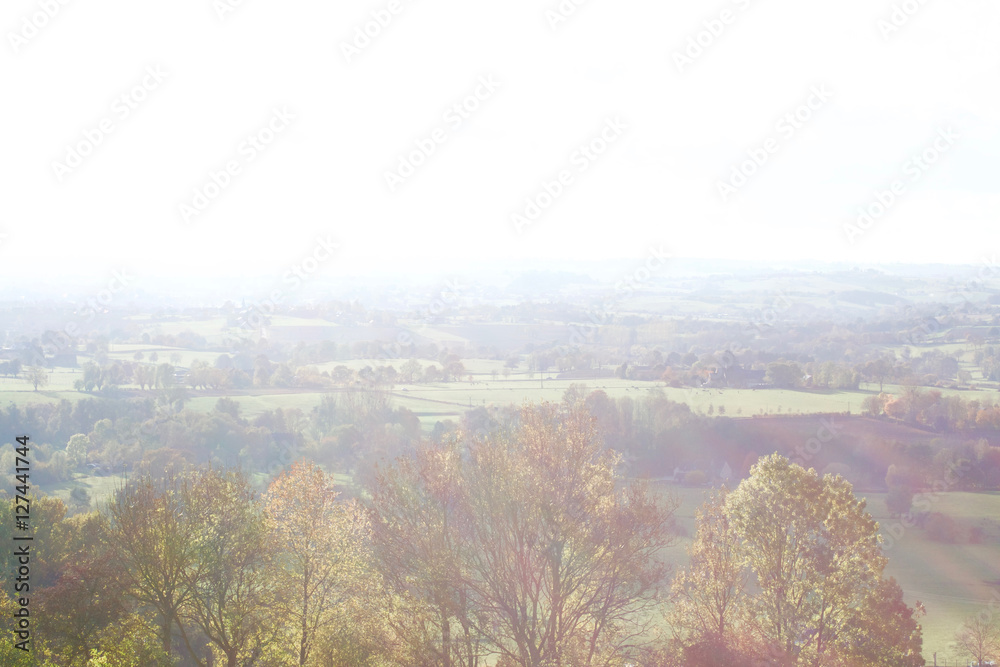 Malerische Herbstlandschaft mit Gegenlicht, dass Textfreiraum lässt