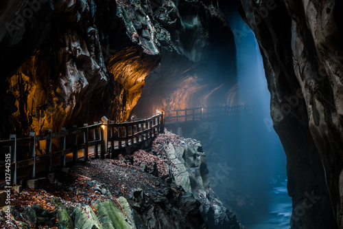 Foto Passage with mist coming from Tamina spring