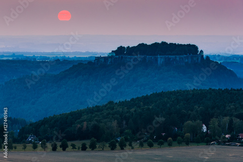 Sonnenuntergang über der Festung Königstein photo