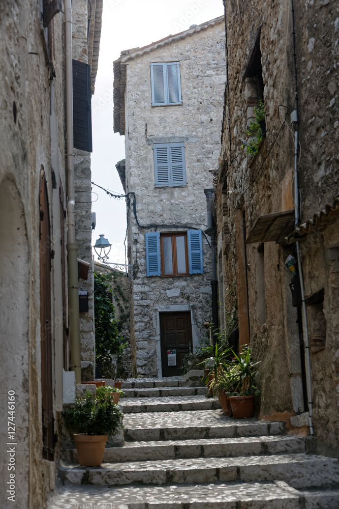 Passage en pierre et constructions traditionnelles du village de Saint-Paul de Vence dans les Alpes-Maritimes, France