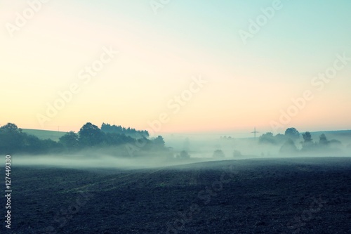Landschaft im Morgengrauen mit Nebel