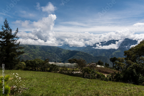 Casa del Arbol, swing and treehouse vis-a-vis volcano Tungurahua