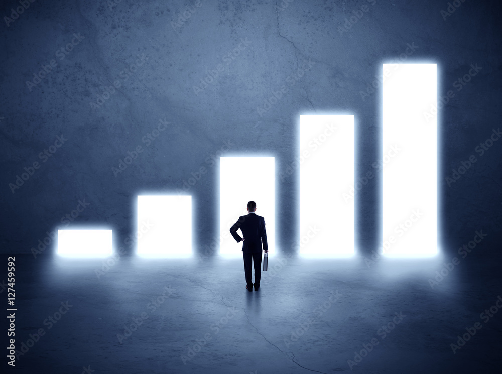 Obraz premium man standing in front of a chart