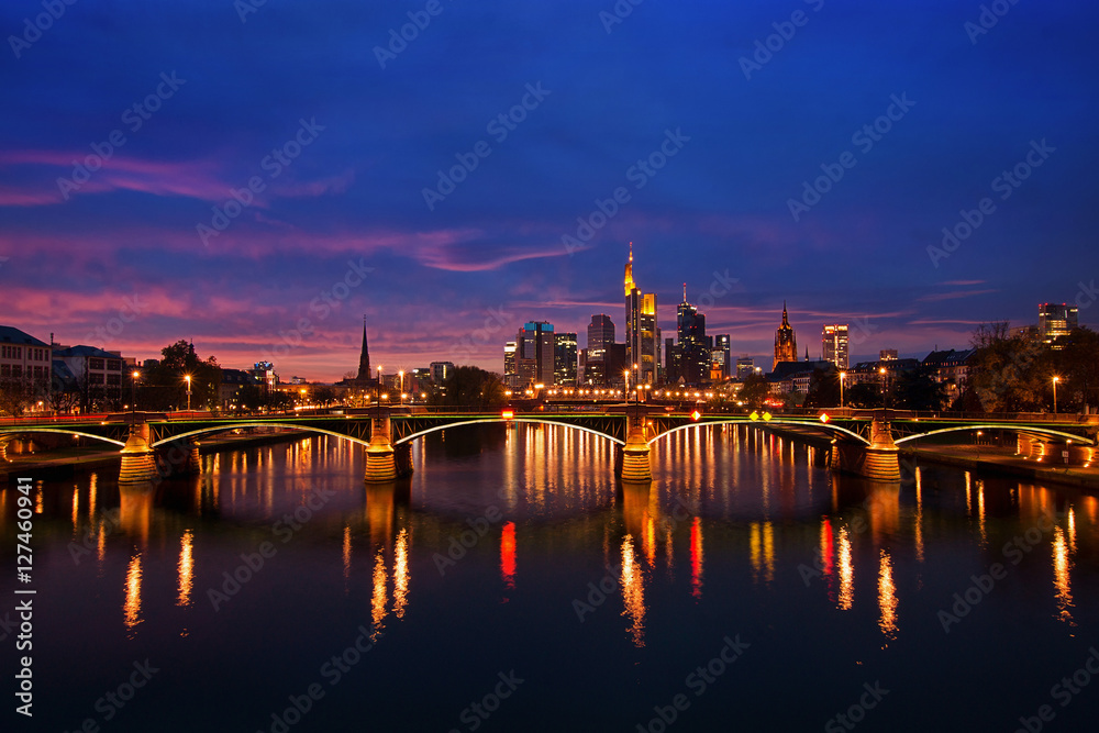 Skyline Frankfurt am Abend
