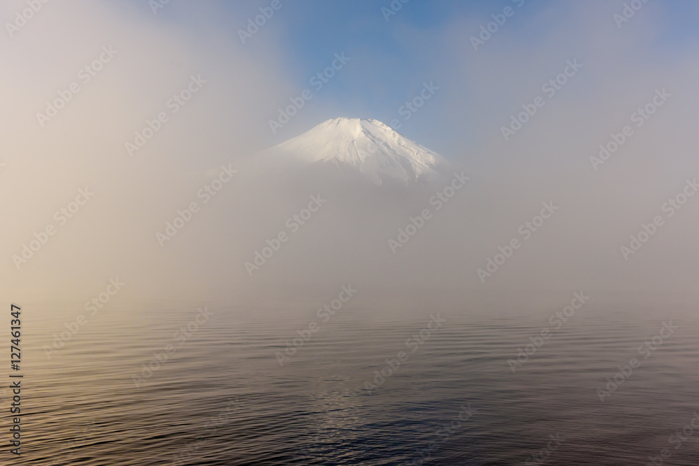 朝霧から山頂を覗かせる富士山