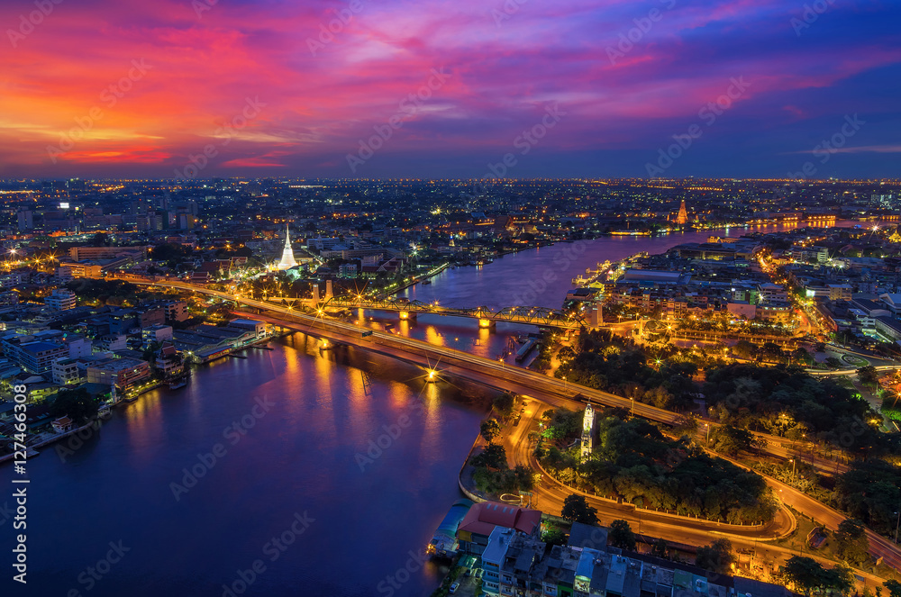 Fototapeta premium Phra Phuttha Yodfa Bridge view of Bangkok
