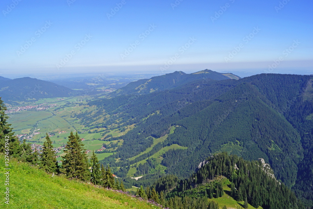 Fototapeta premium Blick vom Laber auf Ober-und Unterammergau u. Ammergauer Alpen ( Bayern )