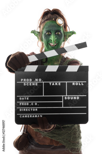 Obraz na płótnie Goblin oder Kobold hält eine Filmklappe