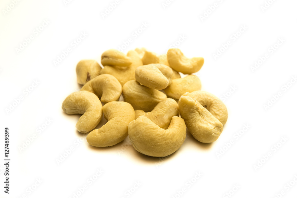 Fototapeta premium Cashewnüsse isoliert auf weiß