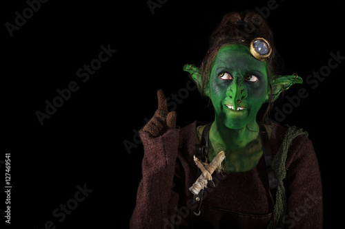 Foto lustiger grüner Kobold zeit auf Textfreiraum