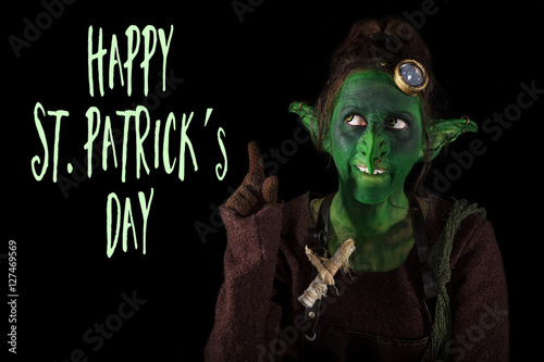 Bild auf Leinwand grüner Kobold zeigt auf Text, Happy st. patrick´s day