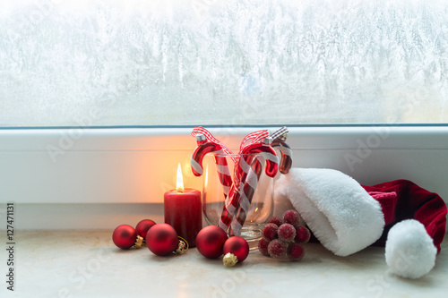 Fotografía Christmas scene with one burning candle and christmas decorations on winter wind