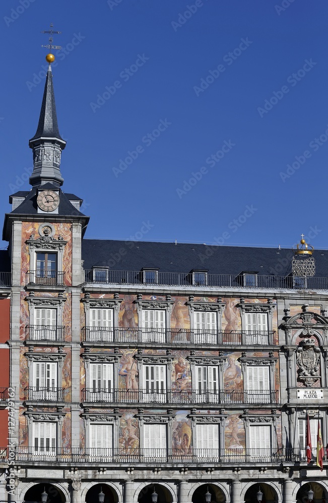 Fototapeta premium Plaza Mayor de Madrid con l a Casa de la Panadería y la estatua de Felipe III,España