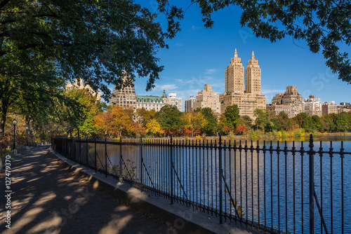 Canvas Print Upper West Side with colorful fall foliage across Jacqueline Kennedy Onassis Reservoir