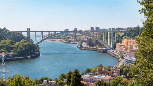 Foto Porto vue sur le Douro et le pont Ponte d'Arrábida Arrábida