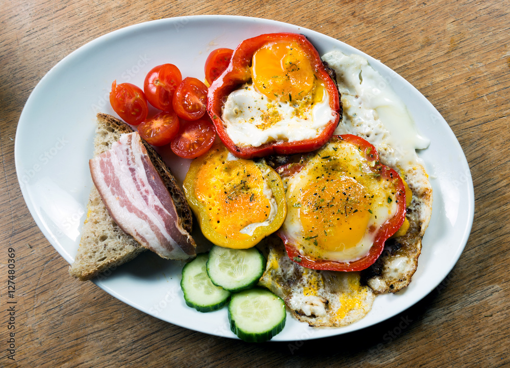 fried eggs with pepper