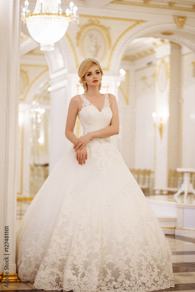 Obraz premium beautiful young woman bride in luxury wedding dress in interior