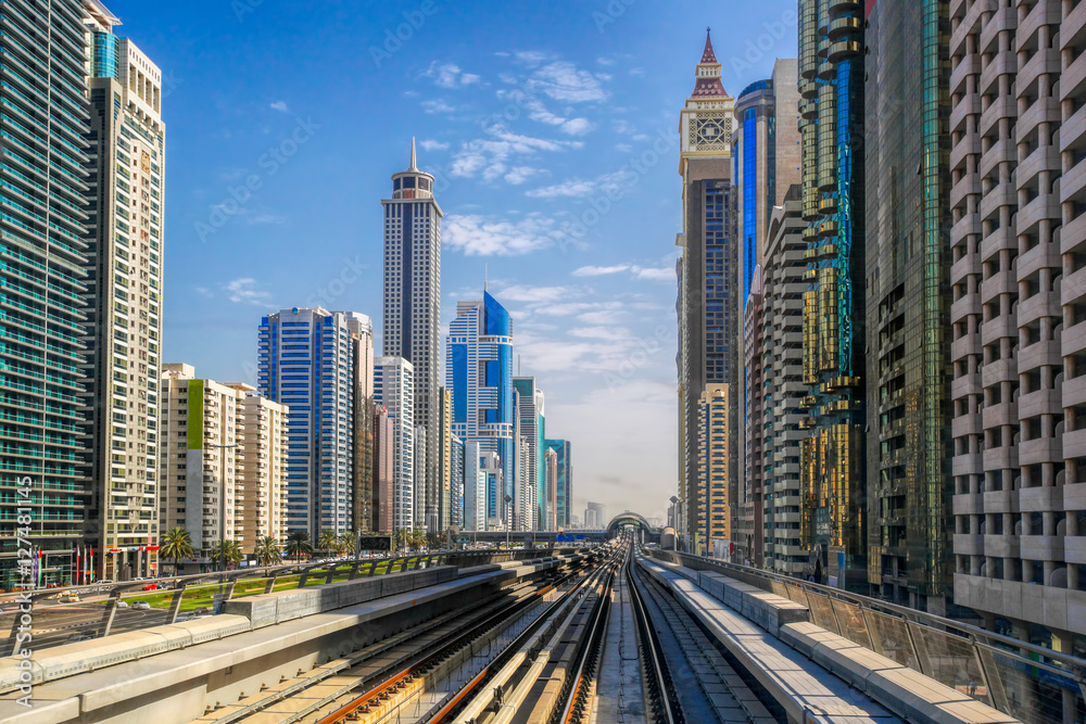 Obraz premium Metro train on the Red line in Dubai, United Arab Emirates