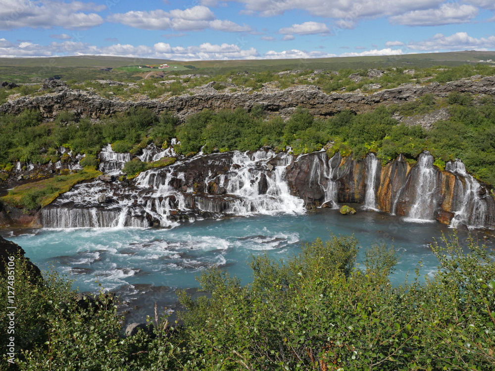 Obraz premium Die Wasserfälle Hraunfossar im Westen von Island
