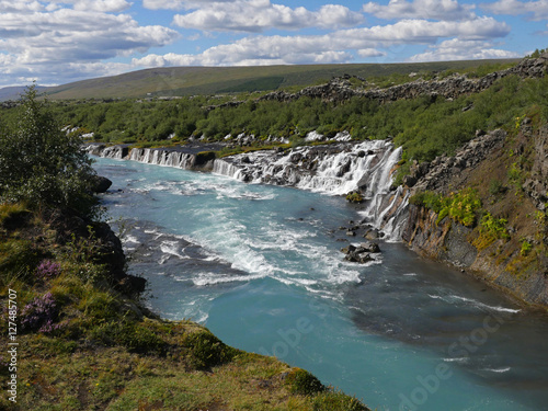 Die Wasserfälle Hraunfossar im Westen von Island