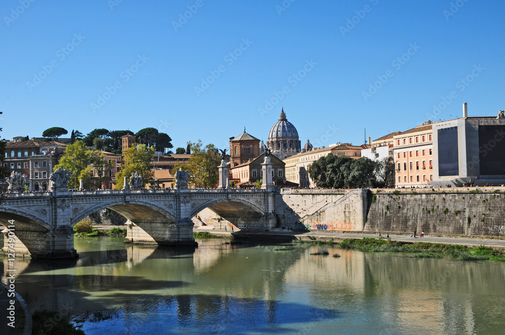 Roma, il Tevere ed il Vaticano dal Ponte Vittorio Emanuele II Roma, il Tevere ed il Vaticano dal Ponte Vittorio Emanuele II