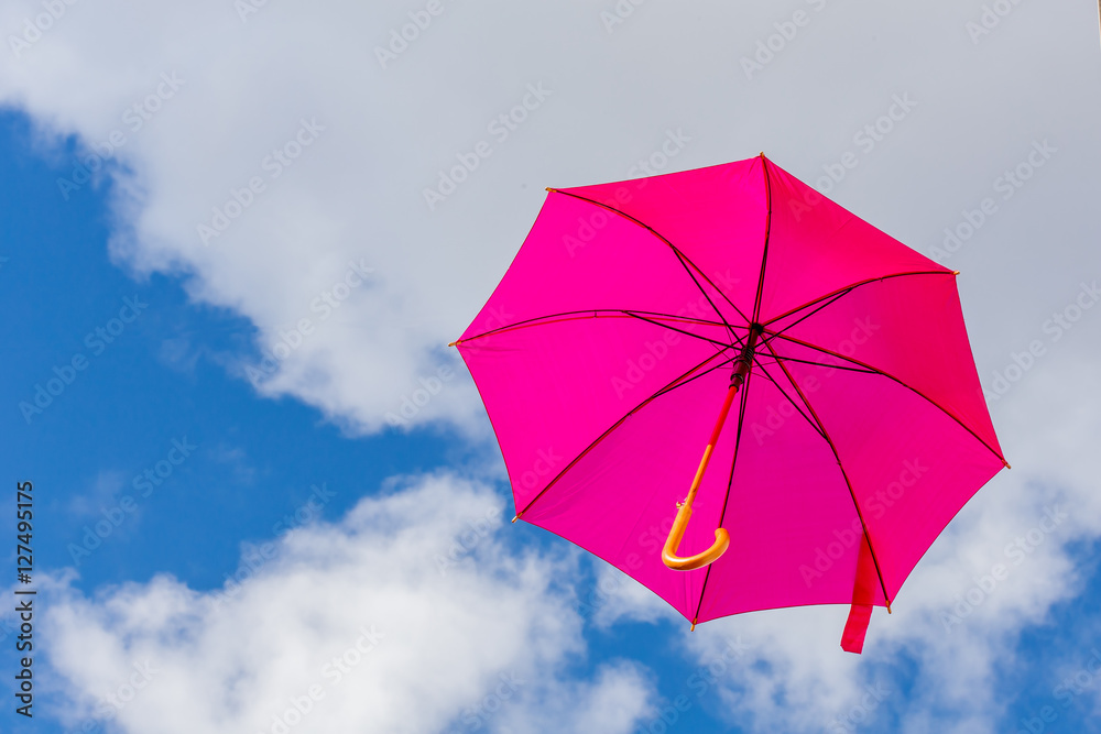 ombrelle rose sur fond de ciel 
