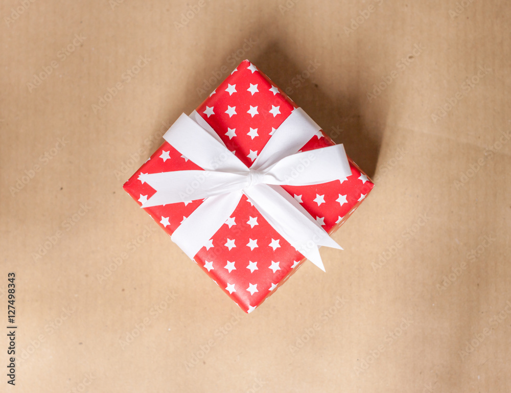 Obraz premium christmas present on craft paper