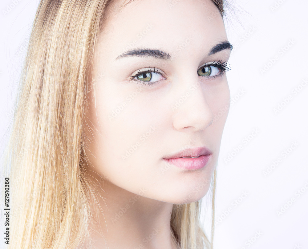 Bellissima ragazza beauty bionda in primo piano con fondale isolato bianco Bellissima ragazza beauty bionda in primo piano con fondale isolato bianco