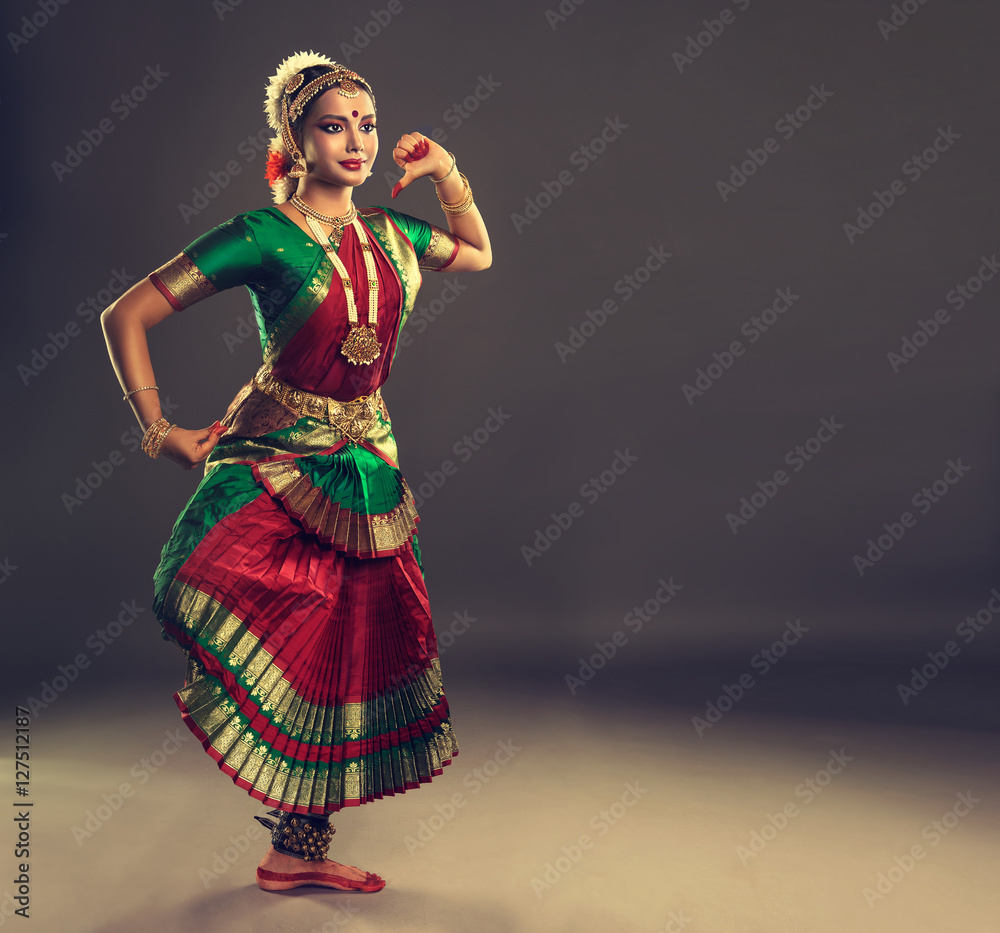 Obraz premium Beautiful indian girl dancer of Indian classical dance bharatanatyam . Culture and traditions of India. 