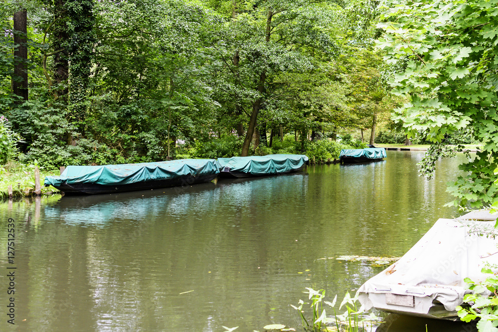 Spreewaldkähne am Ufer festgemacht und mit Planen abgedeckt Spreewaldkähne am Ufer festgemacht und mit Planen abgedeckt