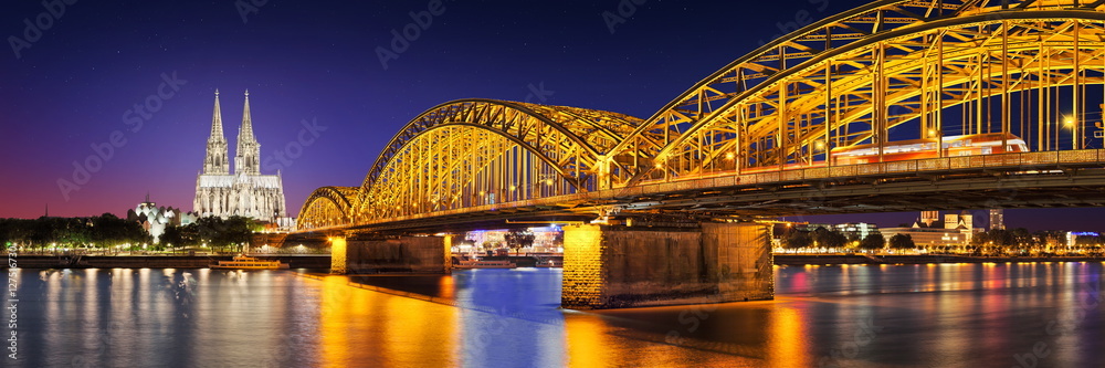 Naklejka premium Köln Dom am Rhein mit Hohenzollernbrücke Skyline bei Nacht