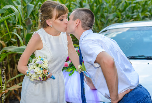 Quadro su tela Romantic young bridal couple enjoying a kiss