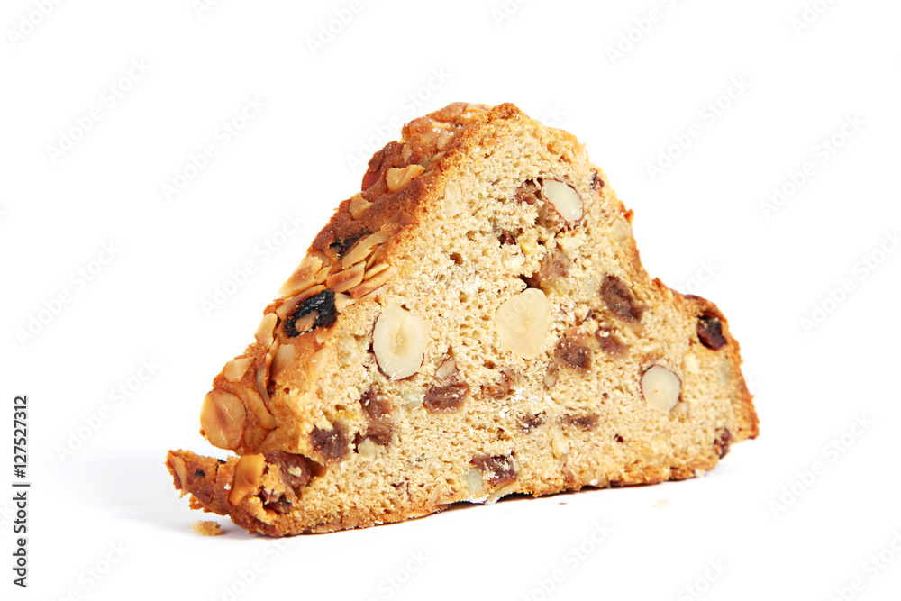 Eine Scheibe Weihnachtsstollen auf weiß isoliert Eine Scheibe Weihnachtsstollen auf weiß isoliert