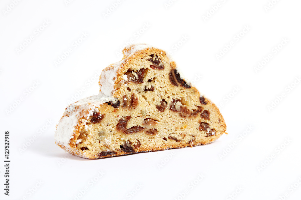 Eine Scheibe Weihnachtsstollen auf weiß isoliert Eine Scheibe Weihnachtsstollen auf weiß isoliert