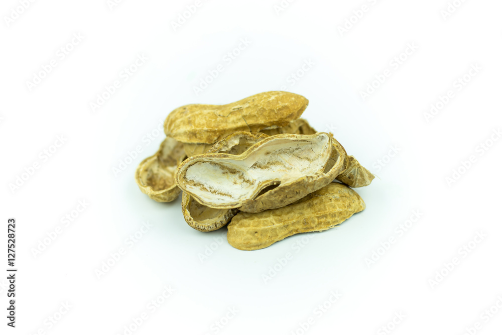 Obraz premium Dried peanuts isolated on white