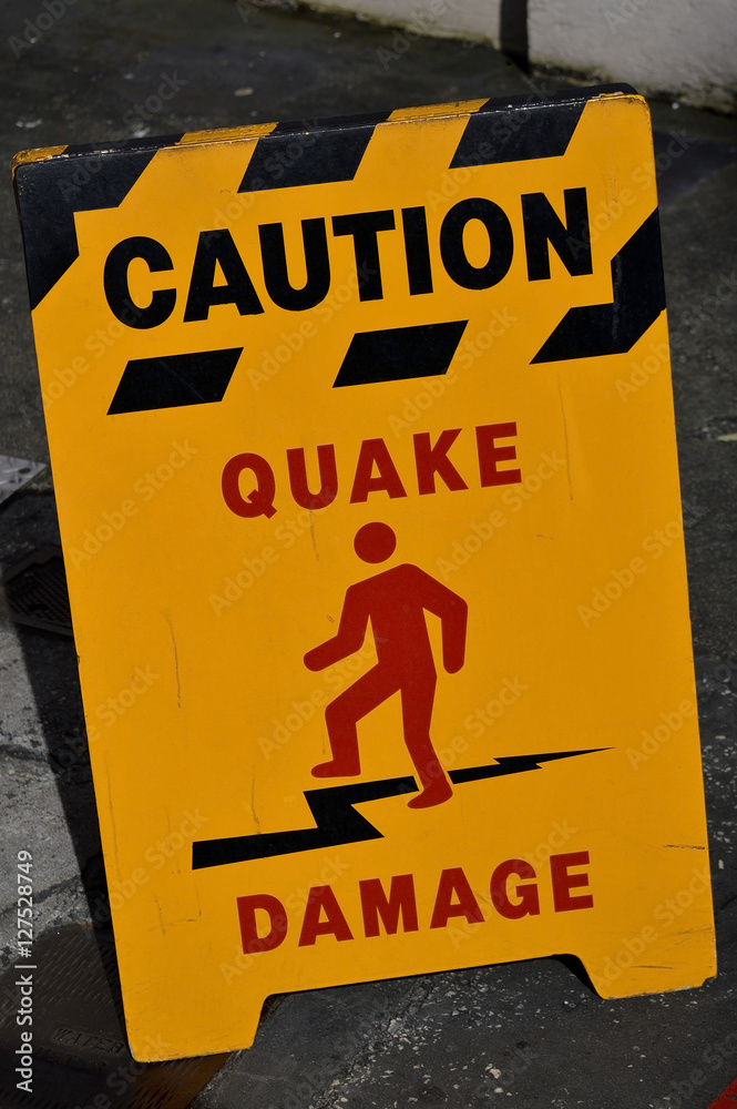 Caution earthquake damage sign foto de Stock | Adobe Stock