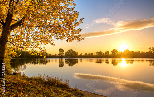 Obraz na płótnie Romantic autumn sunset on the lake w salonie