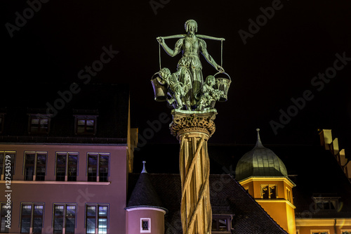 Rau-Brunnen auf dem Kartoffelmarkt in der Altstadt in Freiburg im Breisgau bei Nacht photo