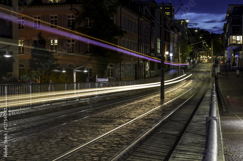 Verkehr auf einer Strassenbahnbrücke in Freiburg bei Nacht