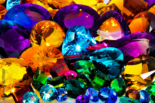 gemas esmeraldas zafiros diamantes rubies cristales cuarzos amatista granates citrinos  Emerald gemstones sapphires diamonds rubies crystals quartz amethyst citron garnets photo
