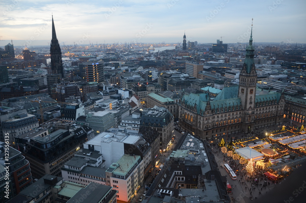 Weihnachtszeit in Hamburg - Mit großem Weihnachtsmarkt auf dem Rathausplatz 