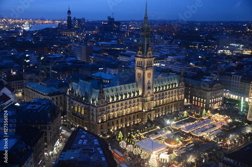 Weihnachtszeit in Hamburg - Mit großem Weihnachtsmarkt auf dem Rathausplatz 