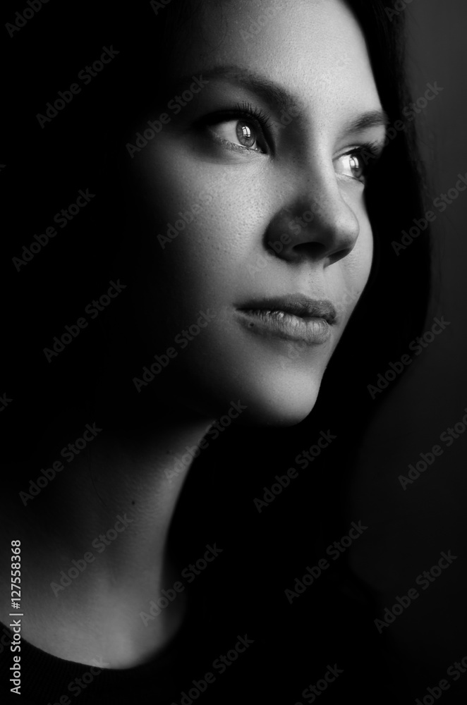Черно-белый портрет красивой дувушки