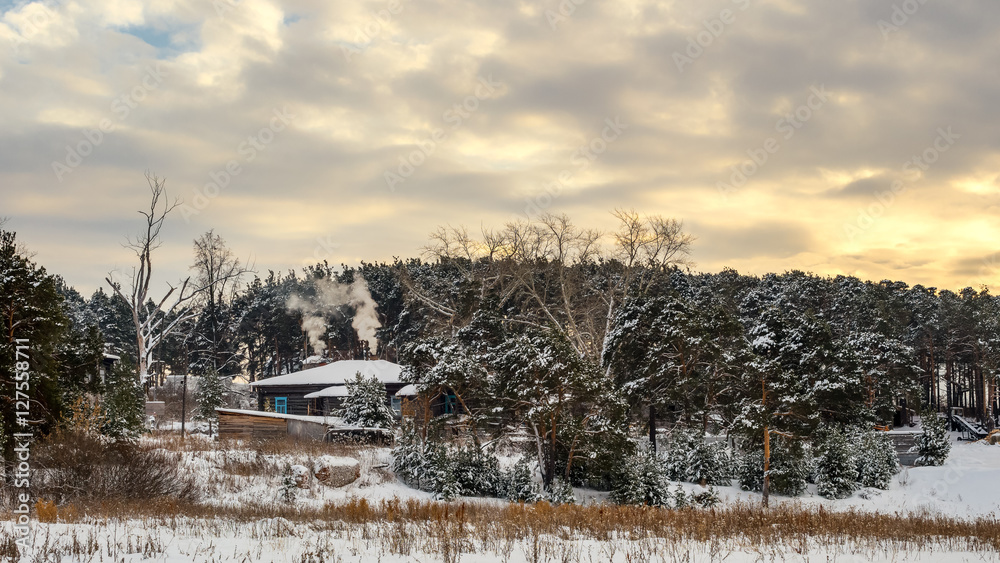 зимний пейзаж в лесу с домом, Россия, Урал 