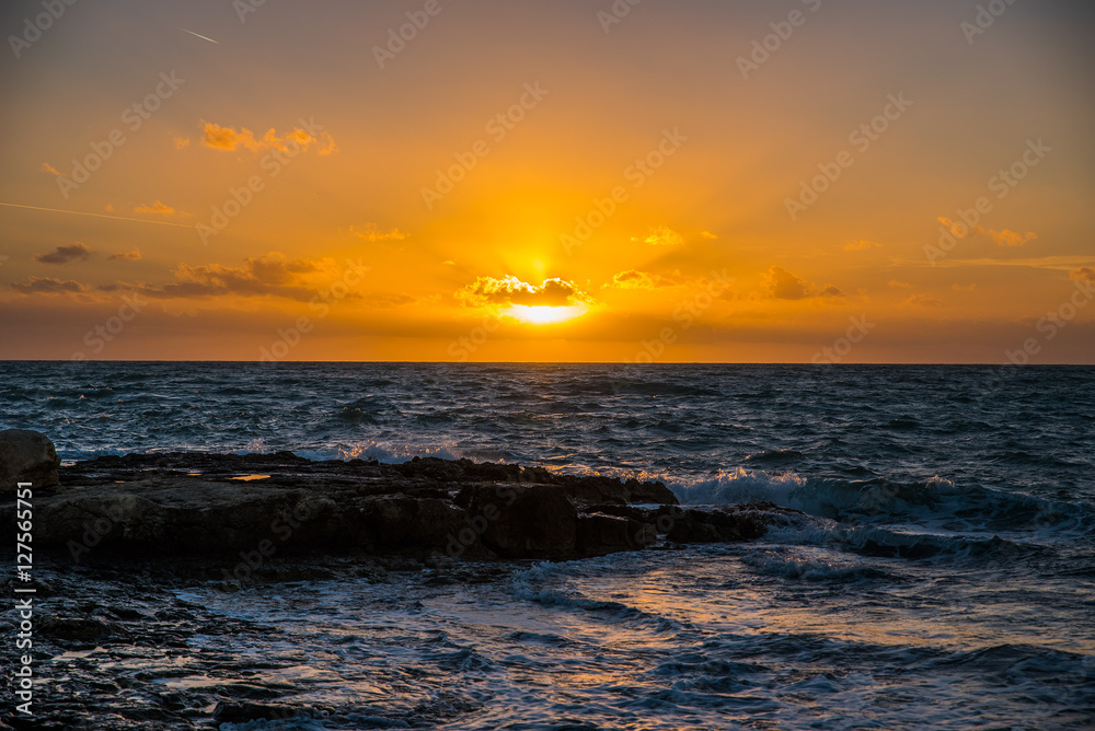 Fototapeta premium Tramonto sul mare su una spiaggia della Sicilia