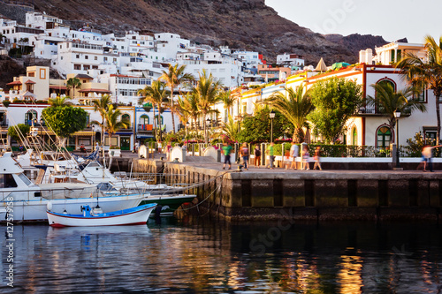 Hafen von Puerto Mogan im Abendlicht – Gran Canaria