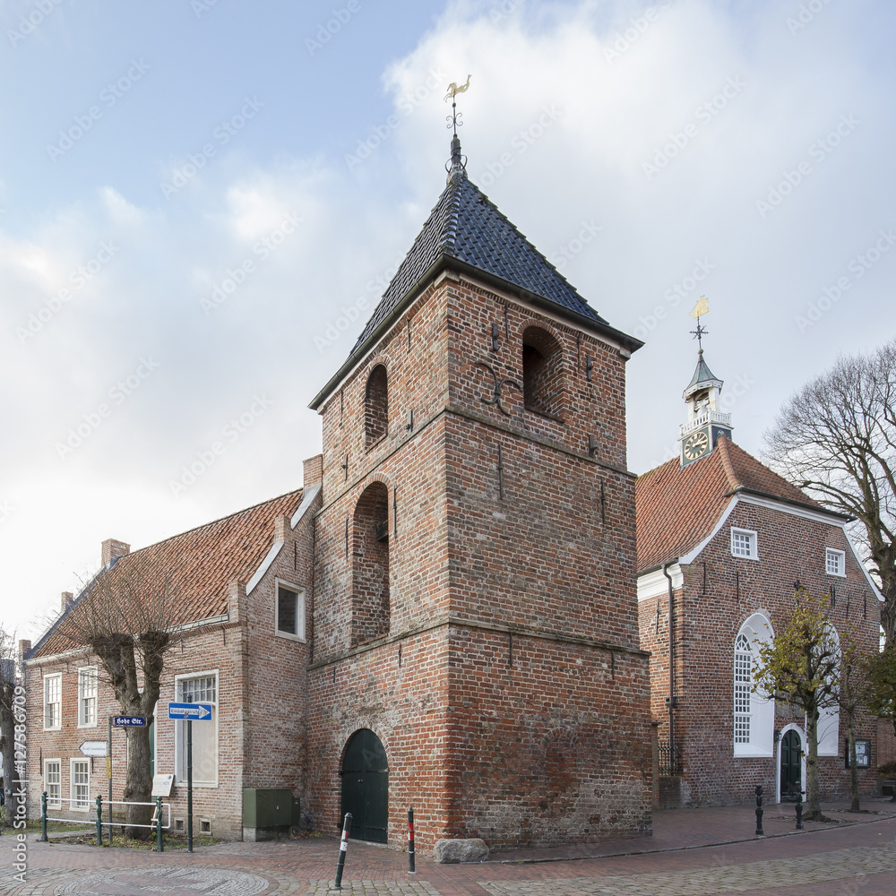 Obraz premium Greetsiel, die reformierte Kirche im Dorf. Landschaften in Ostfriesland an der Norseeküste und Wattenmeer. Das Weltnaturerbe.