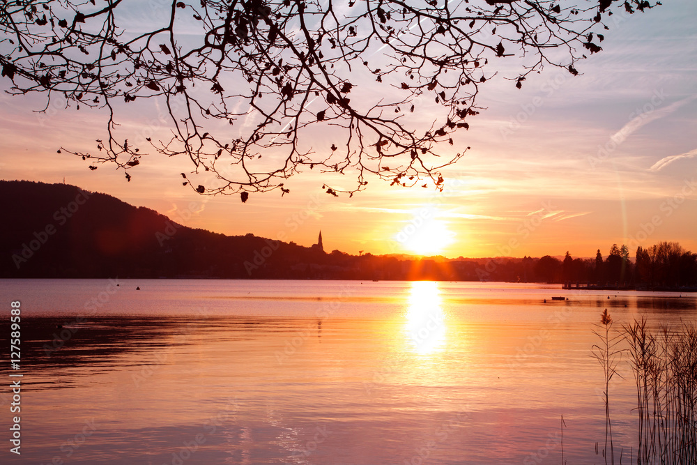 Coucher de soleil sur le lac d'Annecy Stock-Foto | Adobe Stock