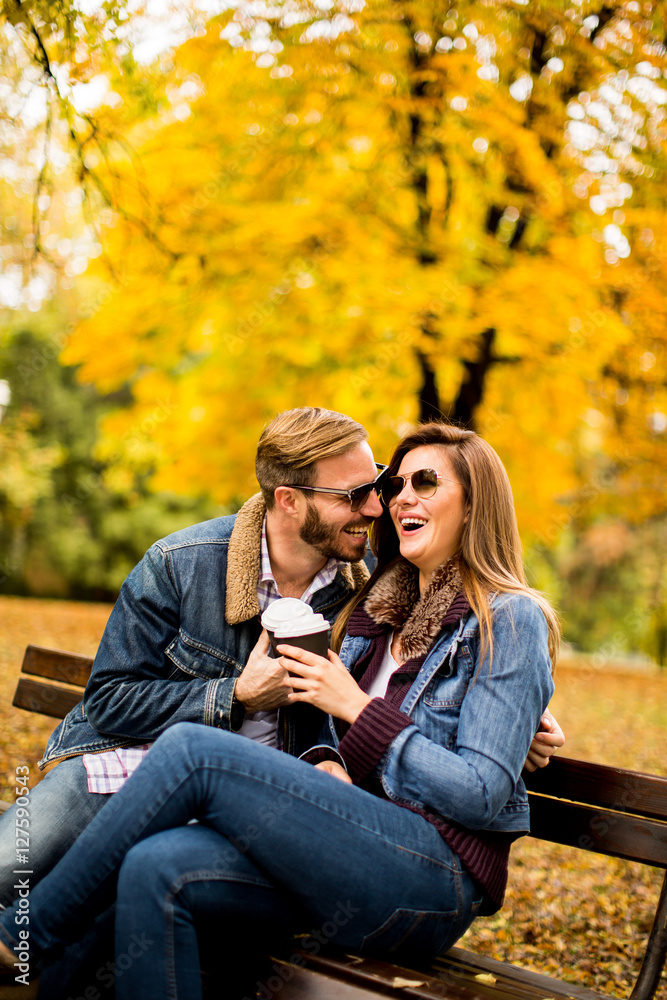 Fototapeta premium Couple in autumn park