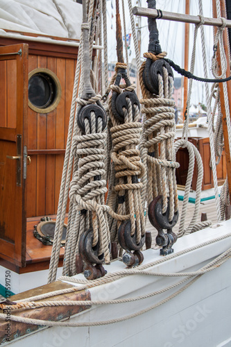 Cordages sur vieux gréement à Douarnenez, Finistère, Bretagne	 photo